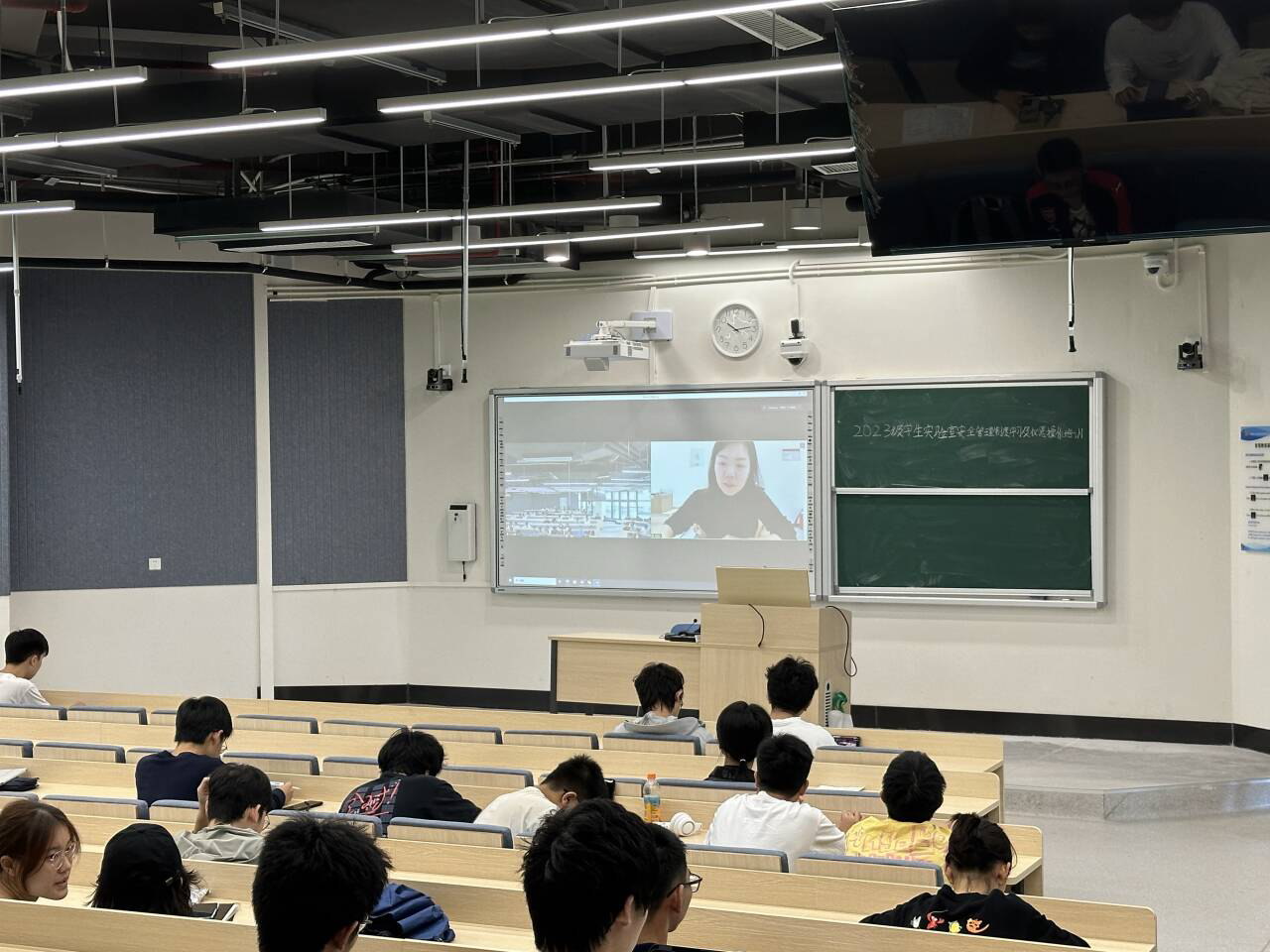 会议室里的人们描述已自动生成