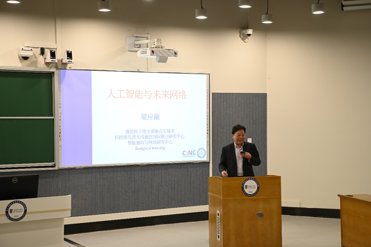 穿着西装笔挺的男子正在演讲低可信度描述已自动生成