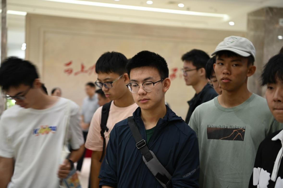 一群穿制服的人站在一起描述已自动生成